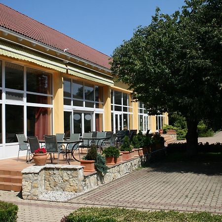 Park Hotel Es Rendezveny Centrum Bábolna Dış mekan fotoğraf