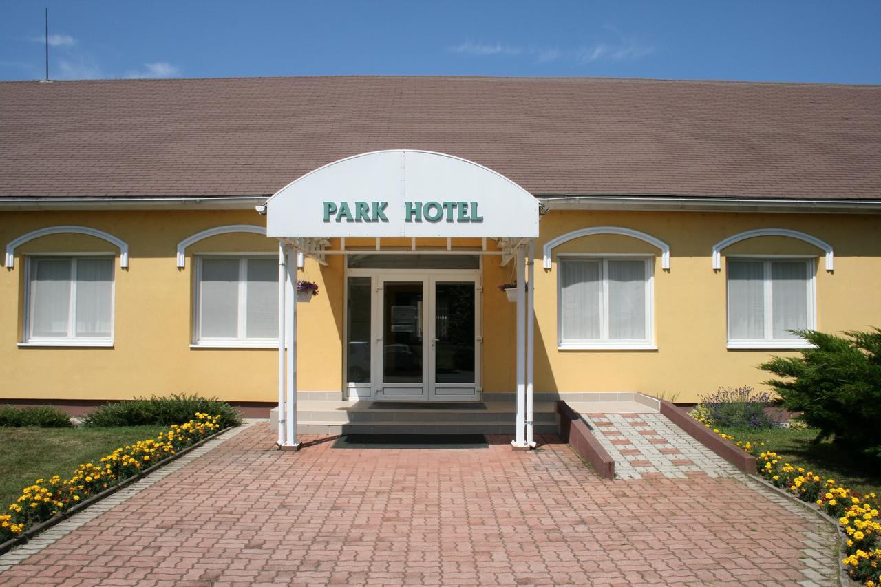 Park Hotel Es Rendezveny Centrum Bábolna Dış mekan fotoğraf