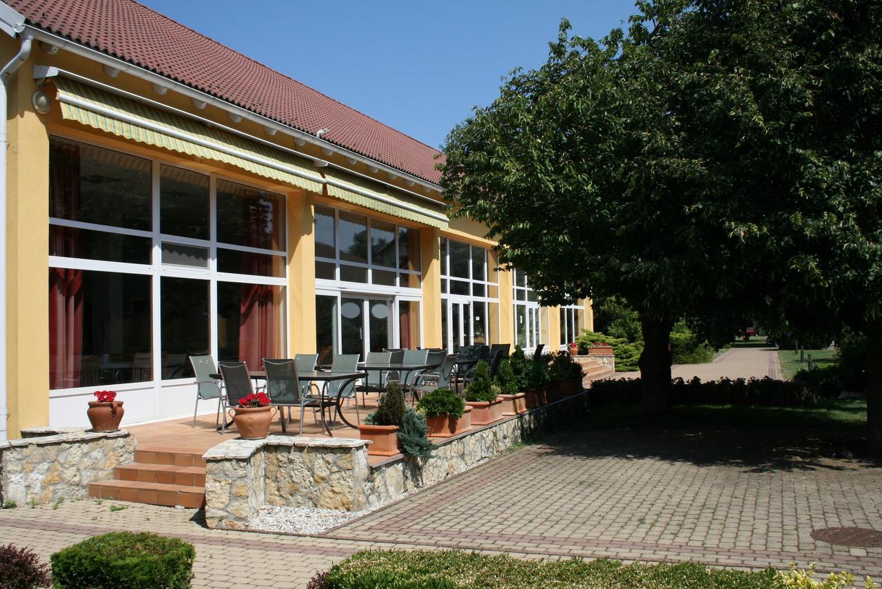 Park Hotel Es Rendezveny Centrum Bábolna Dış mekan fotoğraf