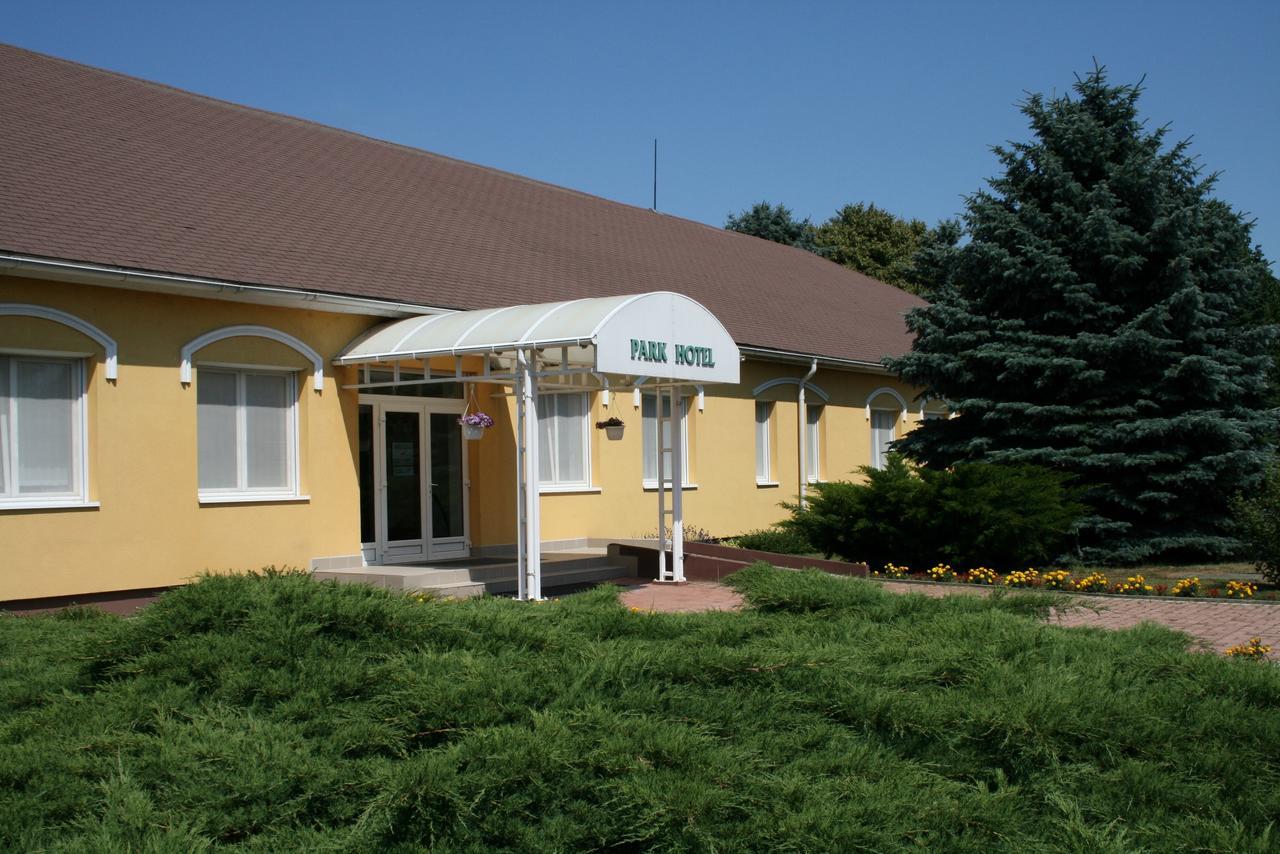 Park Hotel Es Rendezveny Centrum Bábolna Dış mekan fotoğraf