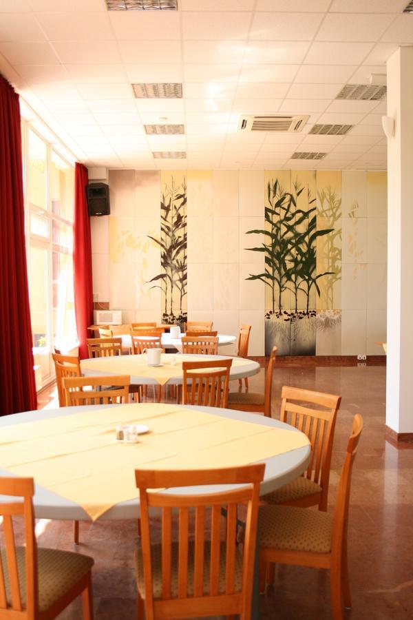 Park Hotel Es Rendezveny Centrum Bábolna Dış mekan fotoğraf