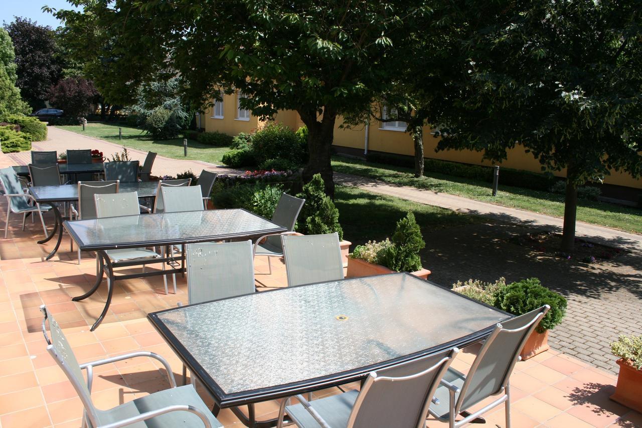 Park Hotel Es Rendezveny Centrum Bábolna Dış mekan fotoğraf