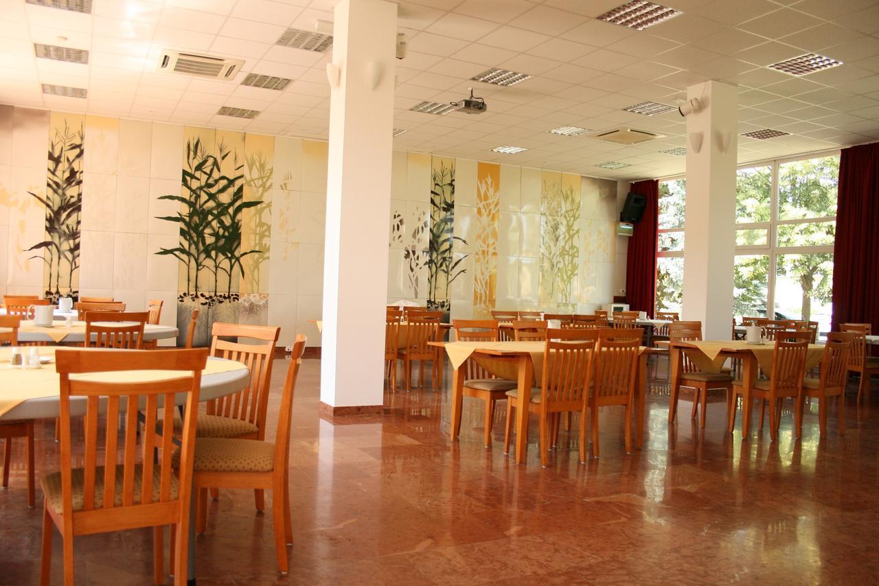 Park Hotel Es Rendezveny Centrum Bábolna Dış mekan fotoğraf