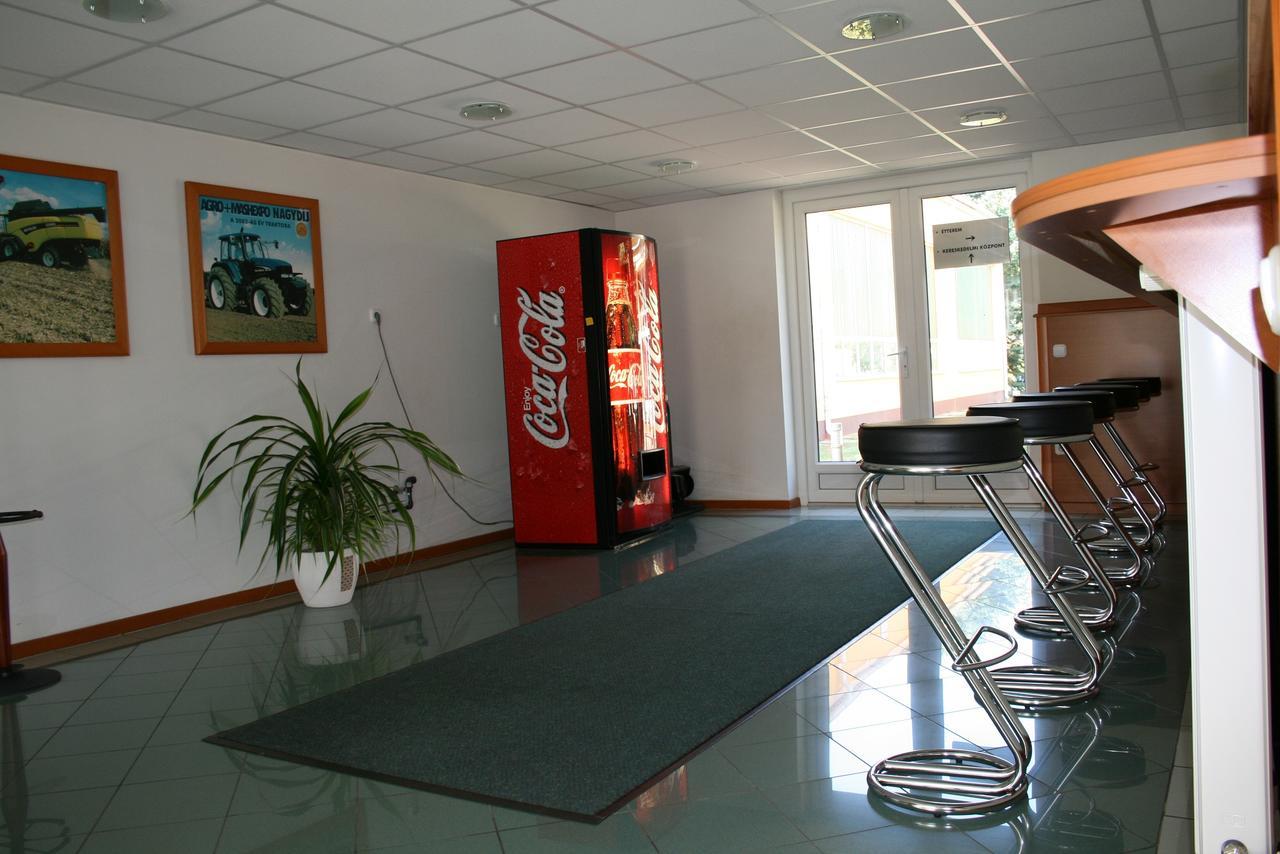 Park Hotel Es Rendezveny Centrum Bábolna Dış mekan fotoğraf