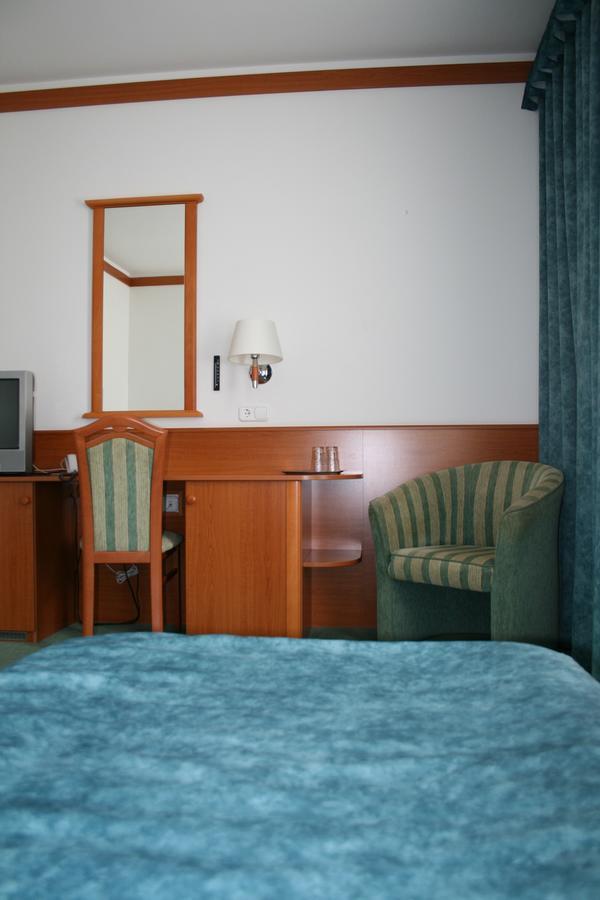 Park Hotel Es Rendezveny Centrum Bábolna Dış mekan fotoğraf